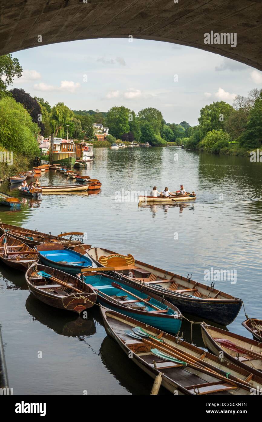 Location de bateaux à rames sur la Tamise, en contrebas du pont Richmond, Richmond, Surrey, Angleterre, Royaume-Uni, Europe Banque D'Images