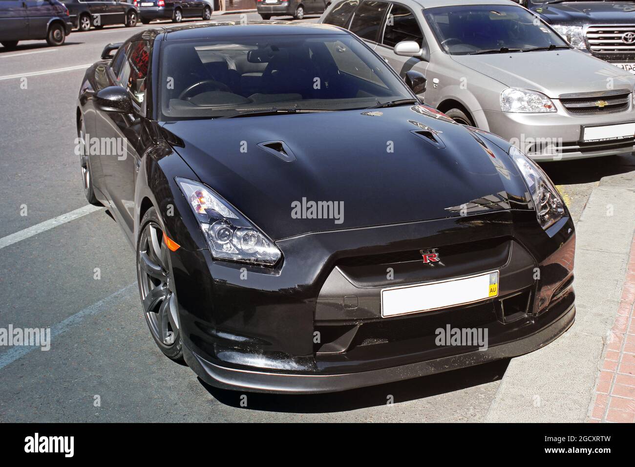 Kiev, Ukraine - 28 août 2011 : Nissan GT-R noir dans la ville. Supercar japonaise Banque D'Images