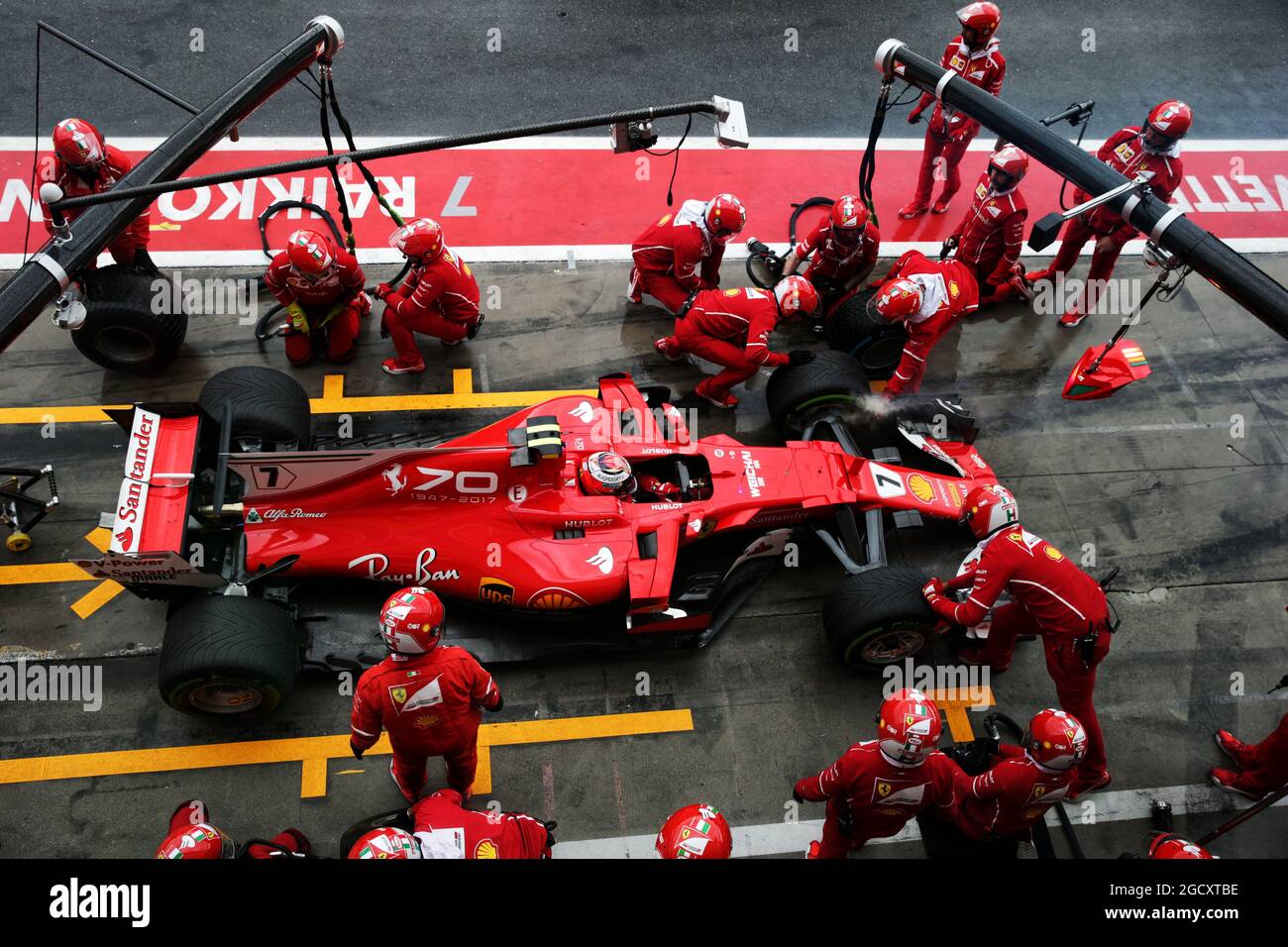 Kimi Raikkonen (fin) Ferrari SF70H fait un arrêt de fosse - le frein avant prend feu. Grand Prix d'Italie, samedi 2 septembre 2017. Monza Italie. Banque D'Images