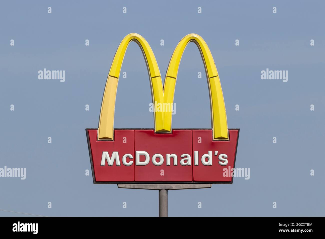 Harrison - Circa août 2021 : restaurant McDonald's. McDonald's ne fera plus de pression contre les hausses de salaire minimum et offre des salaires horaires plus élevés, Banque D'Images