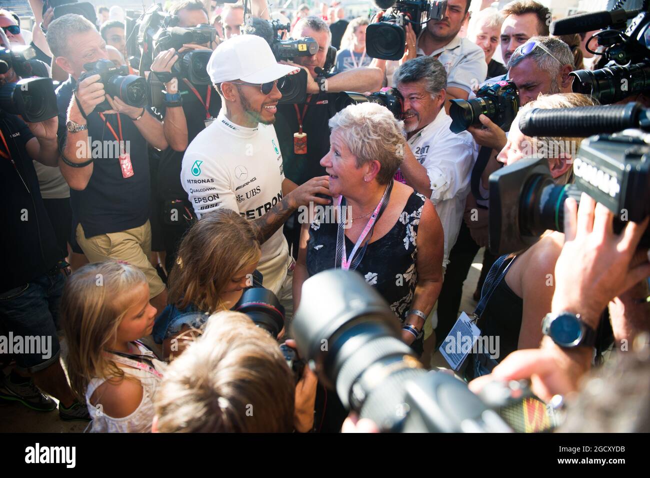 Lewis Hamilton (GBR) Mercedes AMG F1 avec sa famille lors des célébrations post-course. Grand Prix des États-Unis, dimanche 22 octobre 2017. Circuit of the Americas, Austin, Texas, États-Unis. Banque D'Images