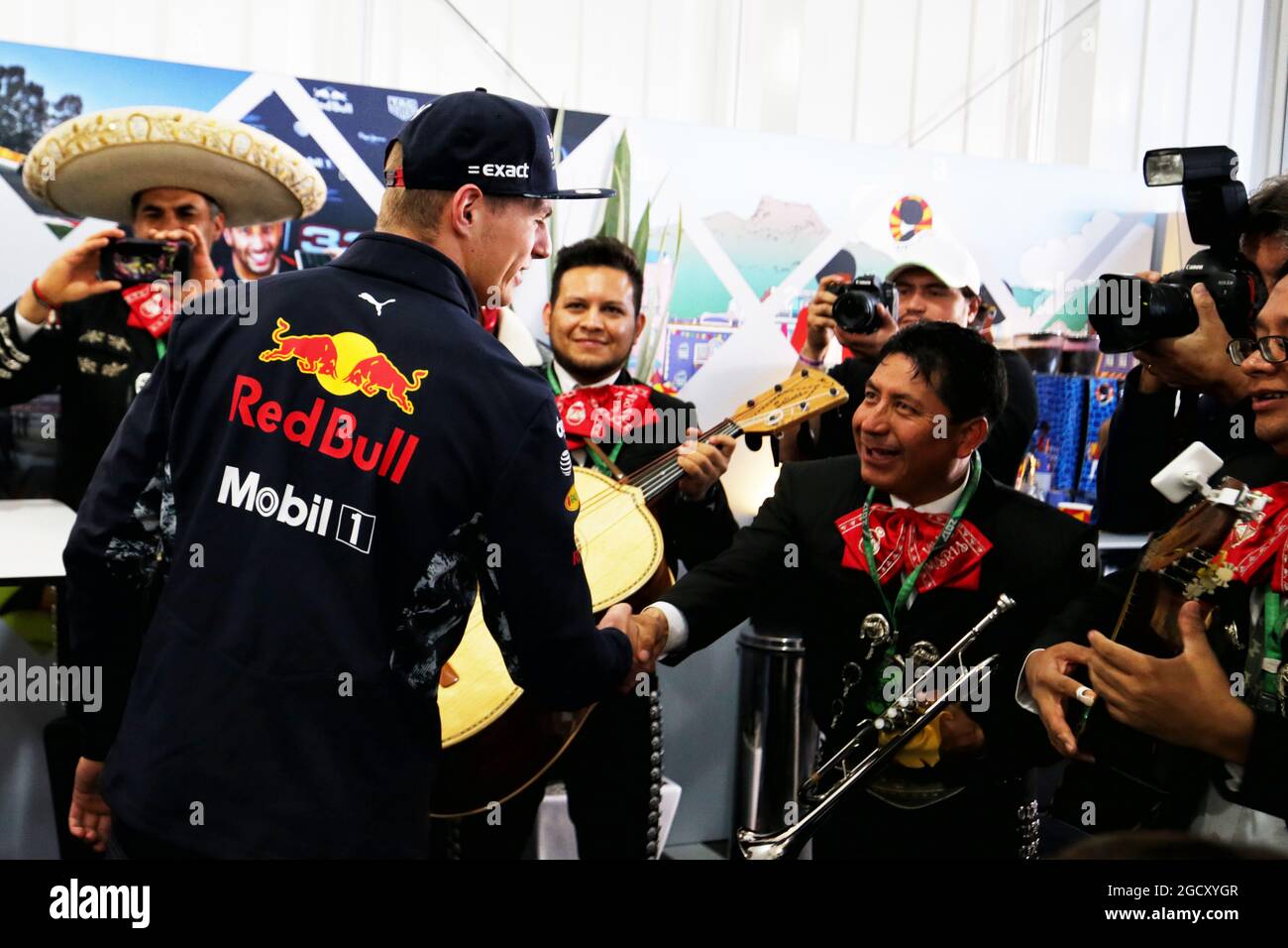 Groupe mexicain traditionnel avec Max Verstappen (NLD) Red Bull Racing. Grand Prix du Mexique, jeudi 26 octobre 2017. Mexico, Mexique. Banque D'Images