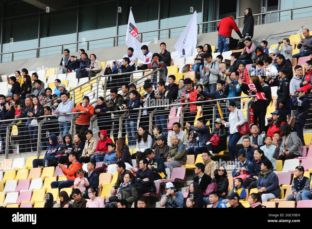 Fans dans la tribune. FIA World Endurance Championship, Round 8, 6 heures de Shanghai. Dimanche 5 novembre 2017. Shanghai, Chine. Banque D'Images