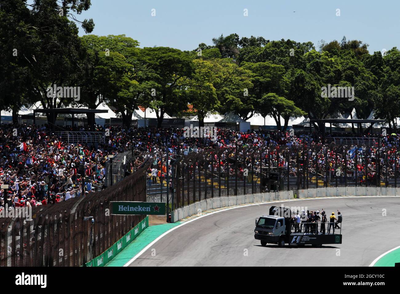 Les pilotes défilent. Grand Prix brésilien, dimanche 12 novembre 2017. Sao Paulo, Brésil. Banque D'Images