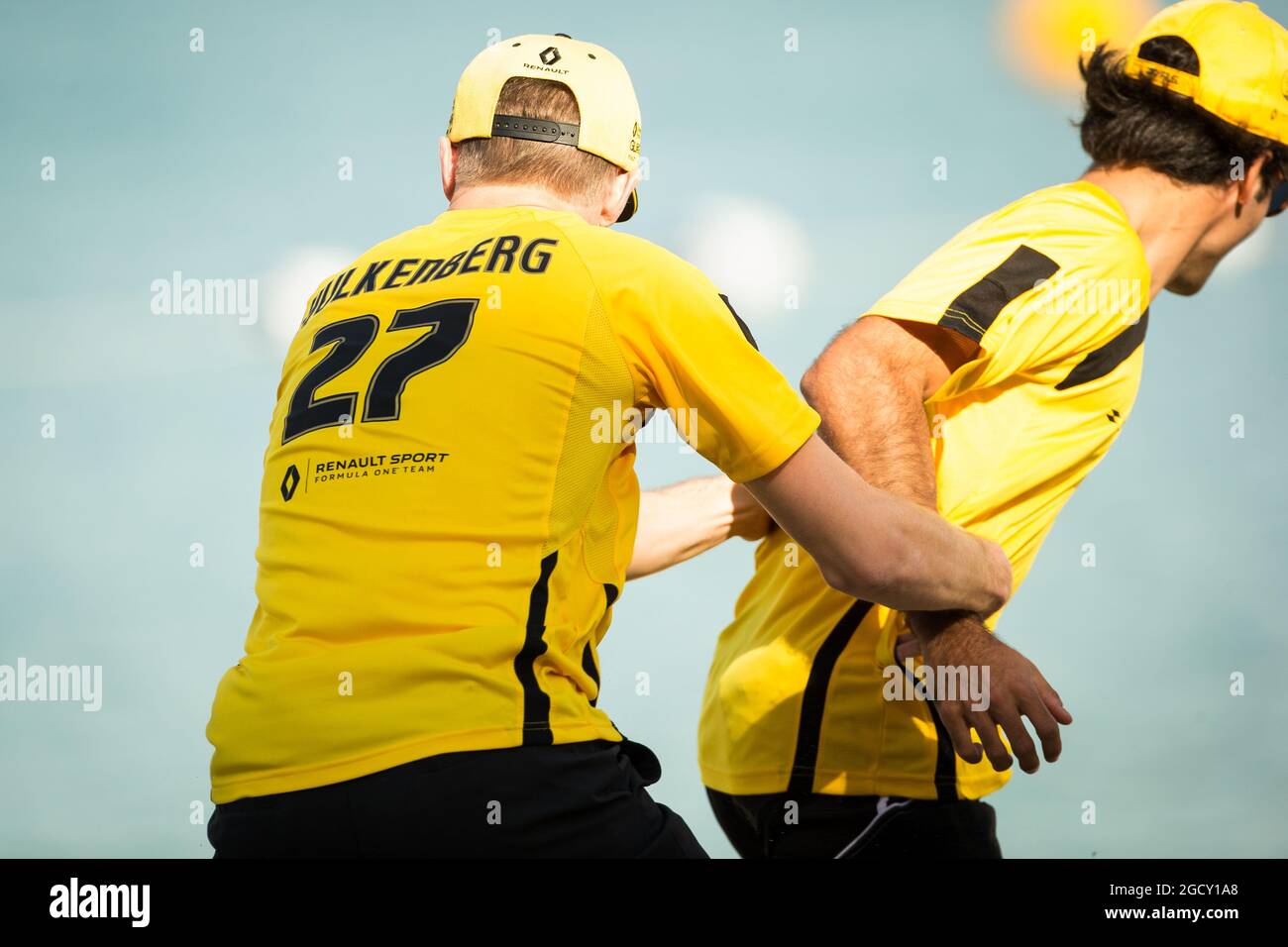 Nico Hulkenberg (GER) Renault Sport F1 Team et coéquipier Carlos Sainz Jr (ESP) Renault Sport F1 Team jouent aux sports de plage. Grand Prix d'Abu Dhabi, jeudi 23 novembre 2017. Yas Marina circuit, Abu Dhabi, Émirats Arabes Unis. Banque D'Images