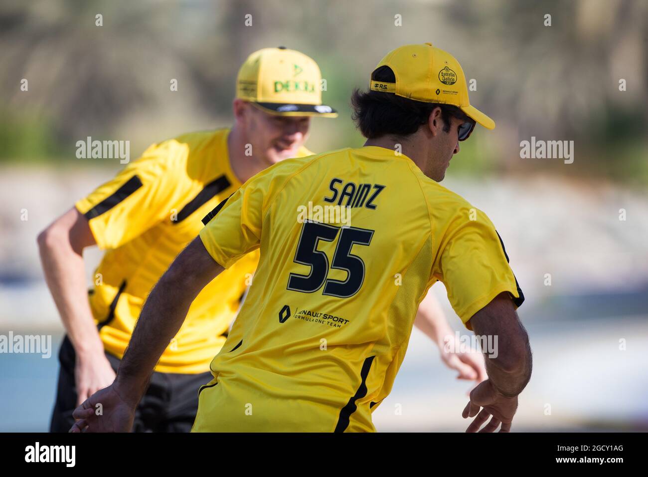 Carlos Sainz Jr (ESP) Renault Sport F1 Team et coéquipier Nico Hulkenberg (GER) Renault Sport F1 Team jouent aux sports de plage. Grand Prix d'Abu Dhabi, jeudi 23 novembre 2017. Yas Marina circuit, Abu Dhabi, Émirats Arabes Unis. Banque D'Images