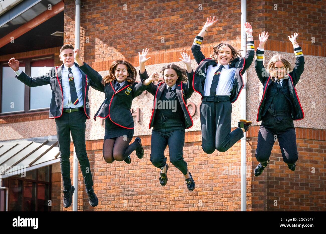 (De gauche à droite) Mason Smith, Beth Adam, Katie Wilson, Charlotte Alexander et Katie Brennan, étudiants de l'école secondaire Lochgelly à Lochgelly, Fife, célèbrent leurs résultats tandis que les élèves du secondaire de l'Écosse en découvrent les résultats. Date de la photo: Mardi 10 août 2021. Banque D'Images