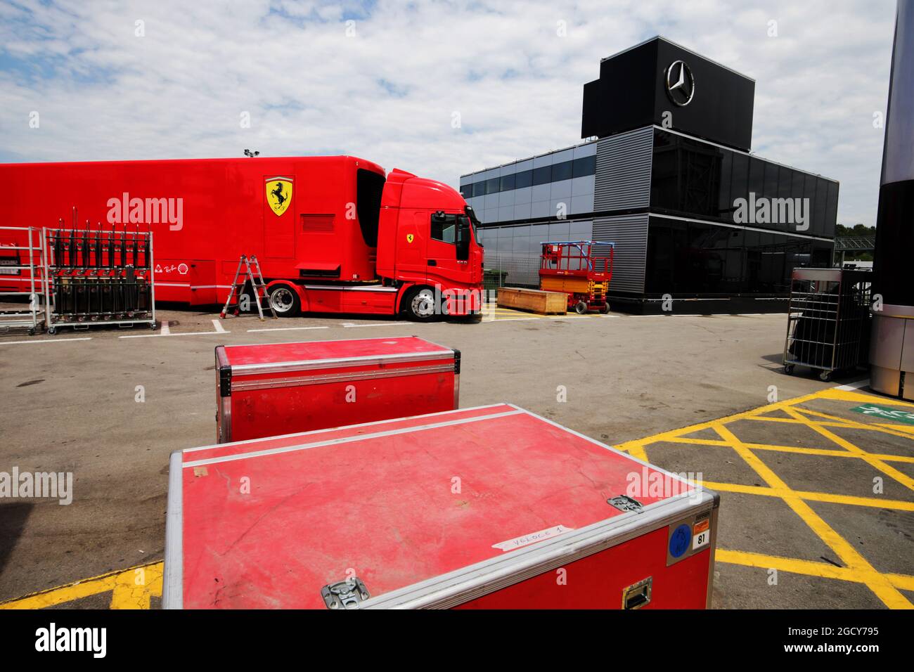 Ferrari emballez dans le paddock. Formule 1 dans les tests de saison, jour 2, mercredi 16 mai 2018. Barcelone, Espagne. Banque D'Images