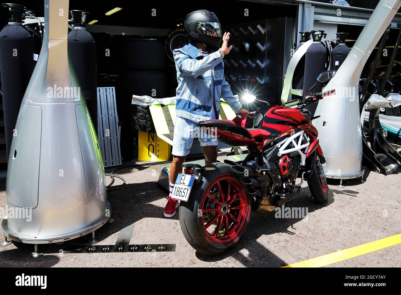 Lewis Hamilton (GBR) Mercedes AMG F1 avec son MV Agusta F4 LH44. Grand Prix de Monaco, mercredi 23 mai 2018. Monte Carlo, Monaco. Banque D'Images