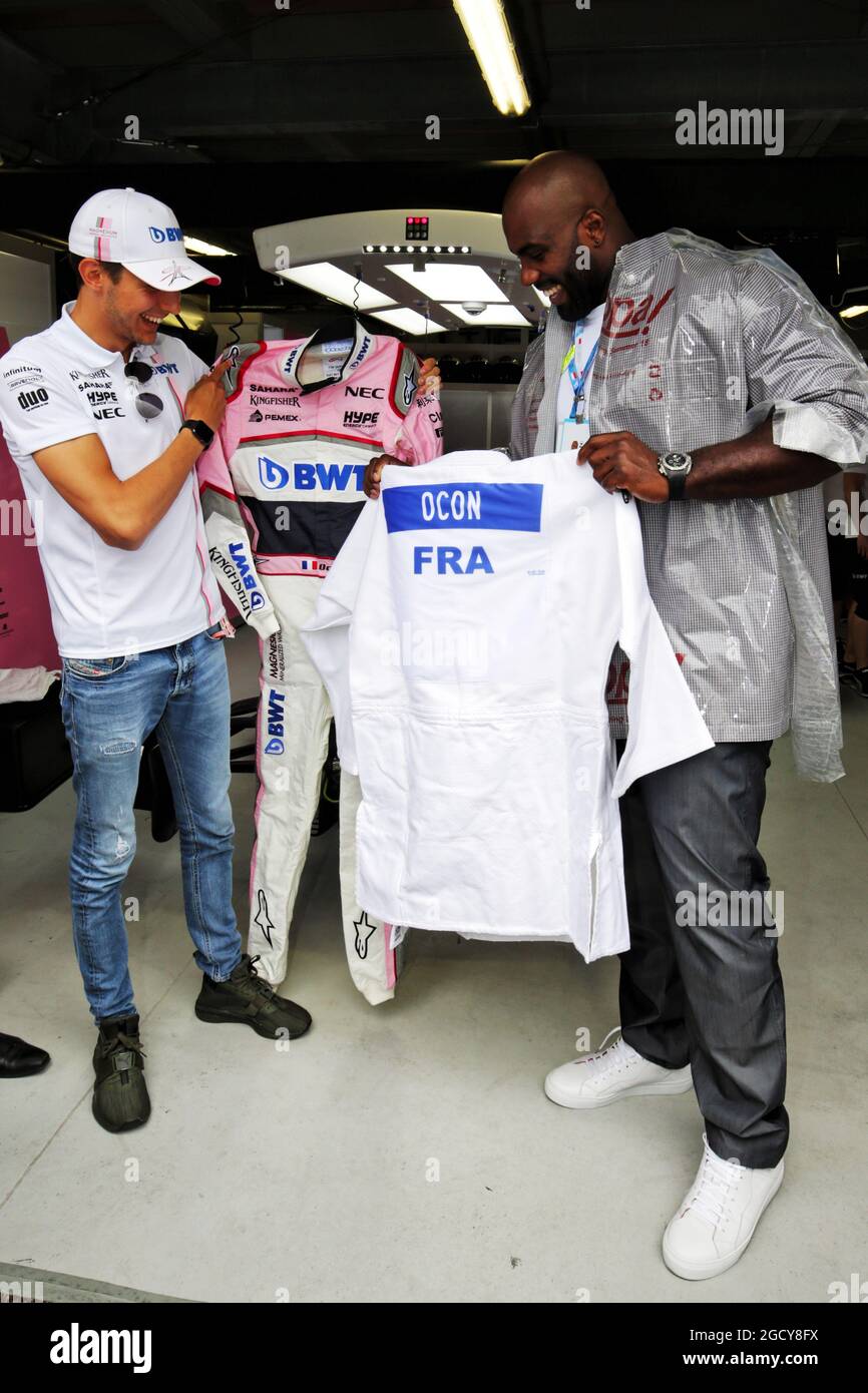 (De gauche à droite): Esteban Ocon (FRA) Sahara Force India F1 Team avec Teddy Riner (FRA) Champion du monde judoka. Grand Prix de Monaco, dimanche 27 mai 2018. Monte Carlo, Monaco. Banque D'Images