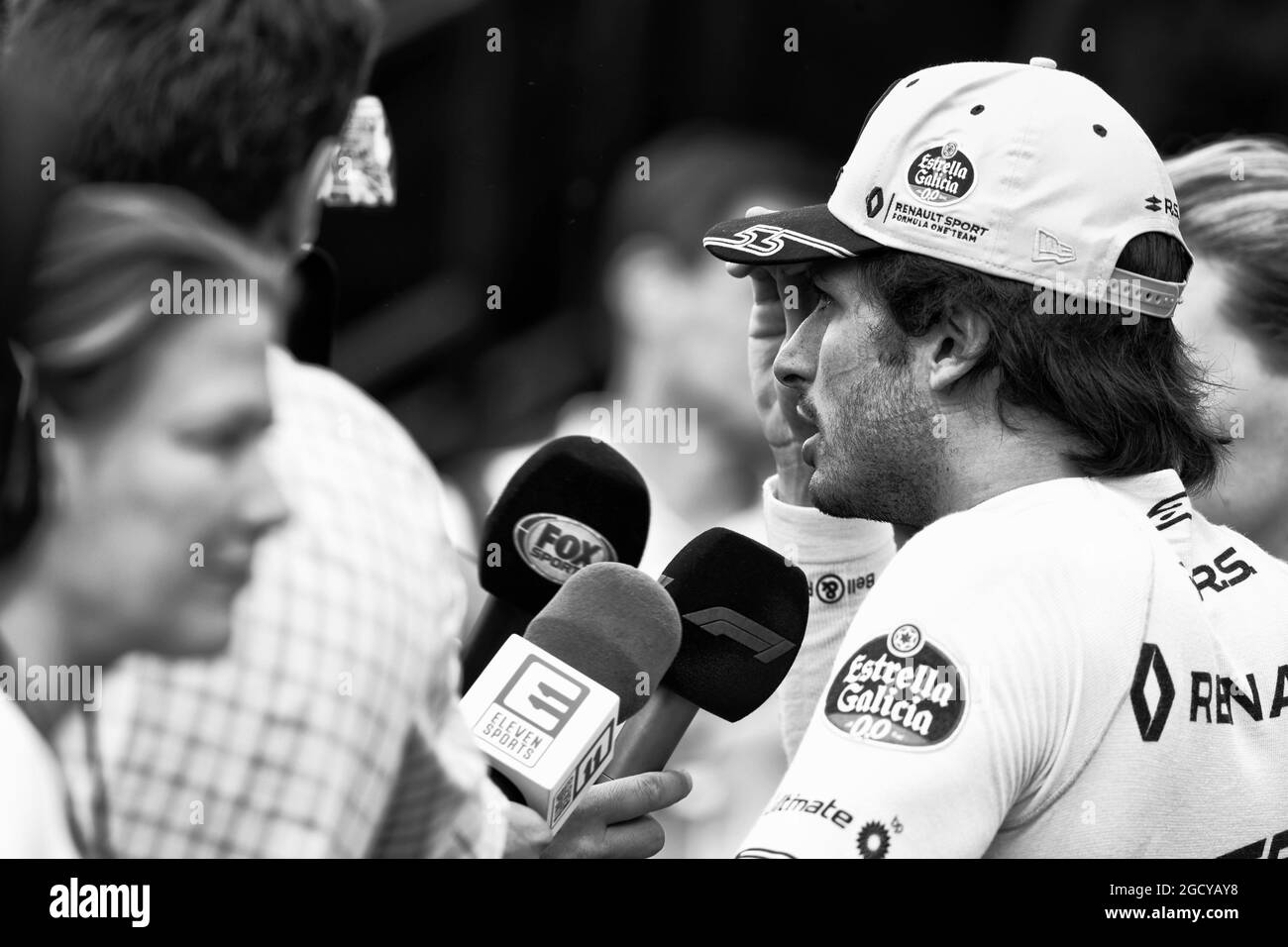Carlos Sainz Jr (ESP) Renault Sport F1 Team avec les médias. Grand Prix d'Autriche, samedi 30 juin 2018. Spielberg, Autriche. Banque D'Images