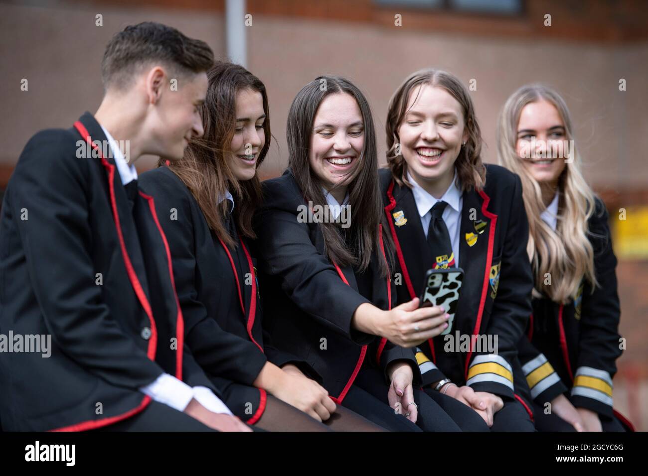 Lochgelly, Écosse, Royaume-Uni. 10 août 2021. PHOTO : élèves du secondaire (G-D) : Mason Smith; Beth Adam; Katie Wilson; Charlotte Alexander; Katie Brennan. La secrétaire du Cabinet écossais pour l'éducation, Shirley Anne Somerville MSP du Parti national écossais (SNP), rend visite aux élèves du lycée Lochgelly le jour où les résultats de la SQA sont annoncés, après la deuxième année d'absence d'examens en raison de la pandémie du coronavirus (COVID19). Crédit : Colin Fisher/Alay Live News Banque D'Images