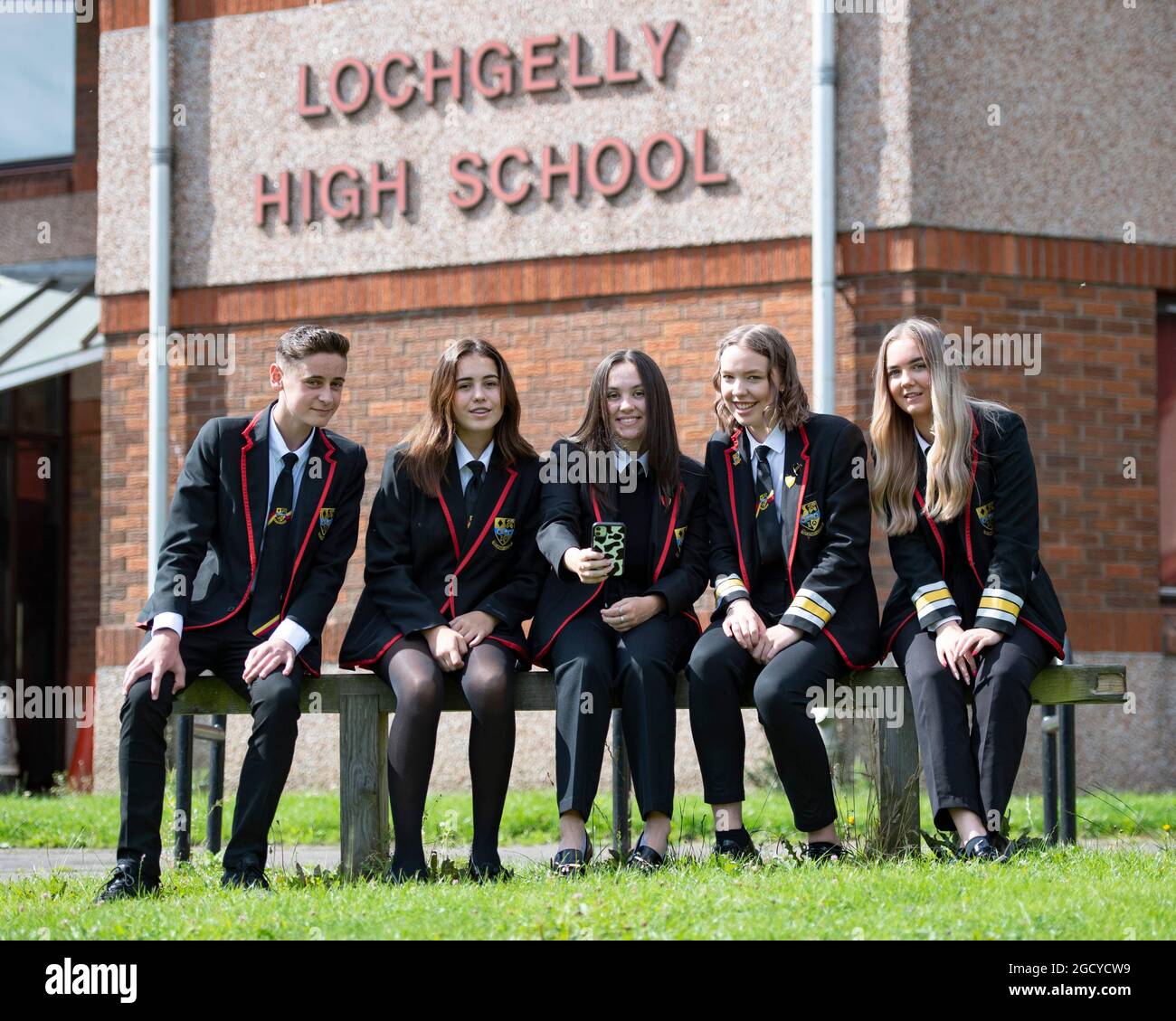 Lochgelly, Écosse, Royaume-Uni. 10 août 2021. PHOTO : élèves du secondaire (G-D) : Mason Smith; Beth Adam; Katie Wilson; Charlotte Alexander; Katie Brennan. La secrétaire du Cabinet écossais pour l'éducation, Shirley Anne Somerville MSP du Parti national écossais (SNP), rend visite aux élèves du lycée Lochgelly le jour où les résultats de la SQA sont annoncés, après la deuxième année d'absence d'examens en raison de la pandémie du coronavirus (COVID19). Crédit : Colin D Fisher/Alay Live News. Banque D'Images
