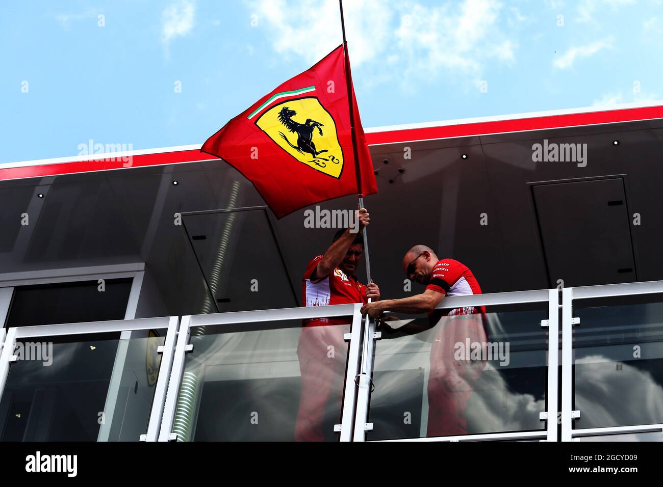 Ferrari vole le drapeau sur leur motorhome à mi-mât en hommage à la mort de Sergio Marchionne. Grand Prix de Hongrie, jeudi 26 juillet 2018. Budapest, Hongrie. Banque D'Images