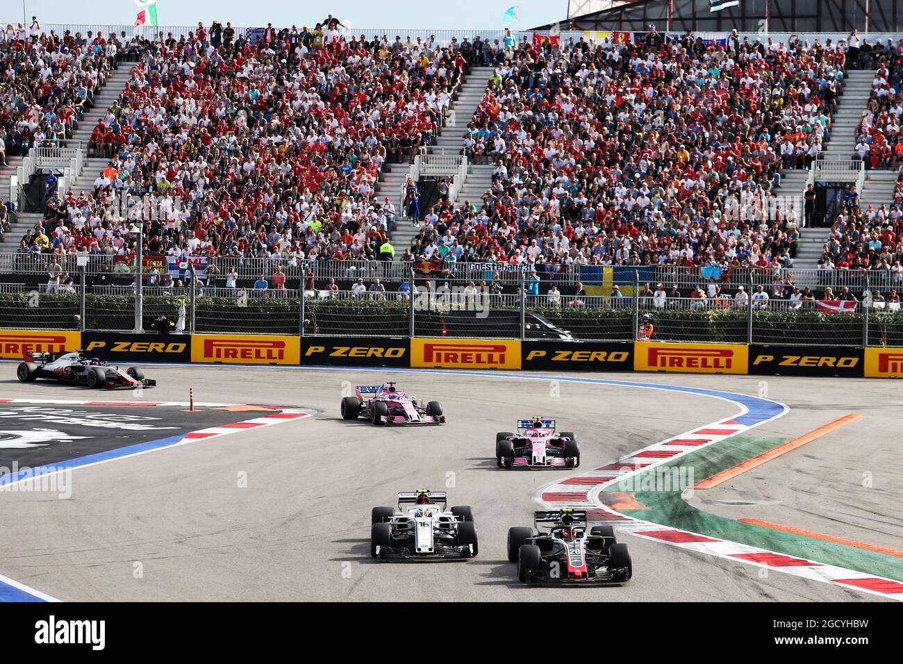 Kevin Magnussen (DEN) Haas VF-18 et Charles Leclerc (mon) Sauber F1 Team C37 se battent pour prendre position. Grand Prix de Russie, dimanche 30 septembre 2018. Sotchi Autodrom, Sotchi, Russie. Banque D'Images