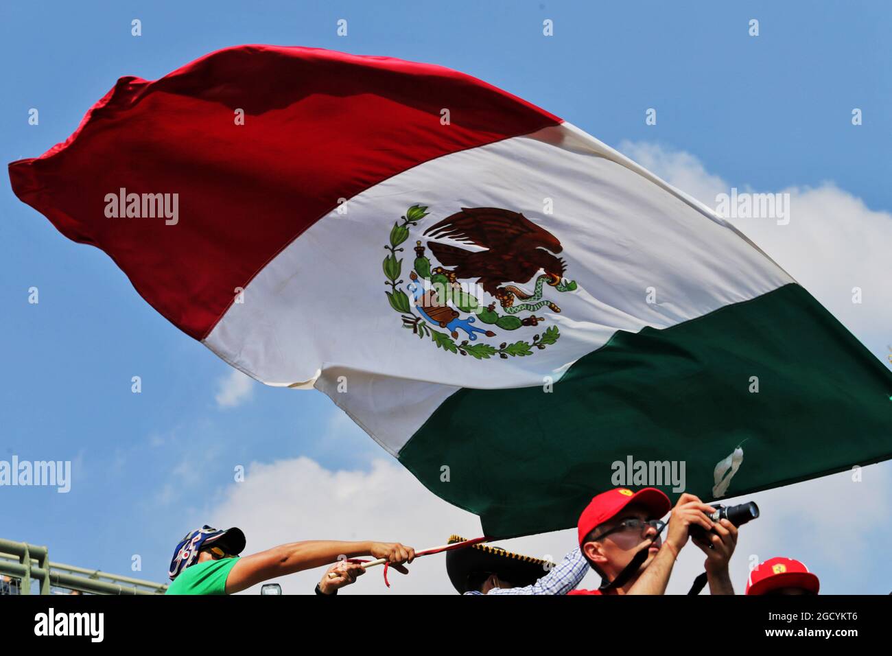 Fans dans la tribune - grand drapeau mexicain. Grand Prix du Mexique, vendredi 26 octobre 2018. Mexico, Mexique. Banque D'Images