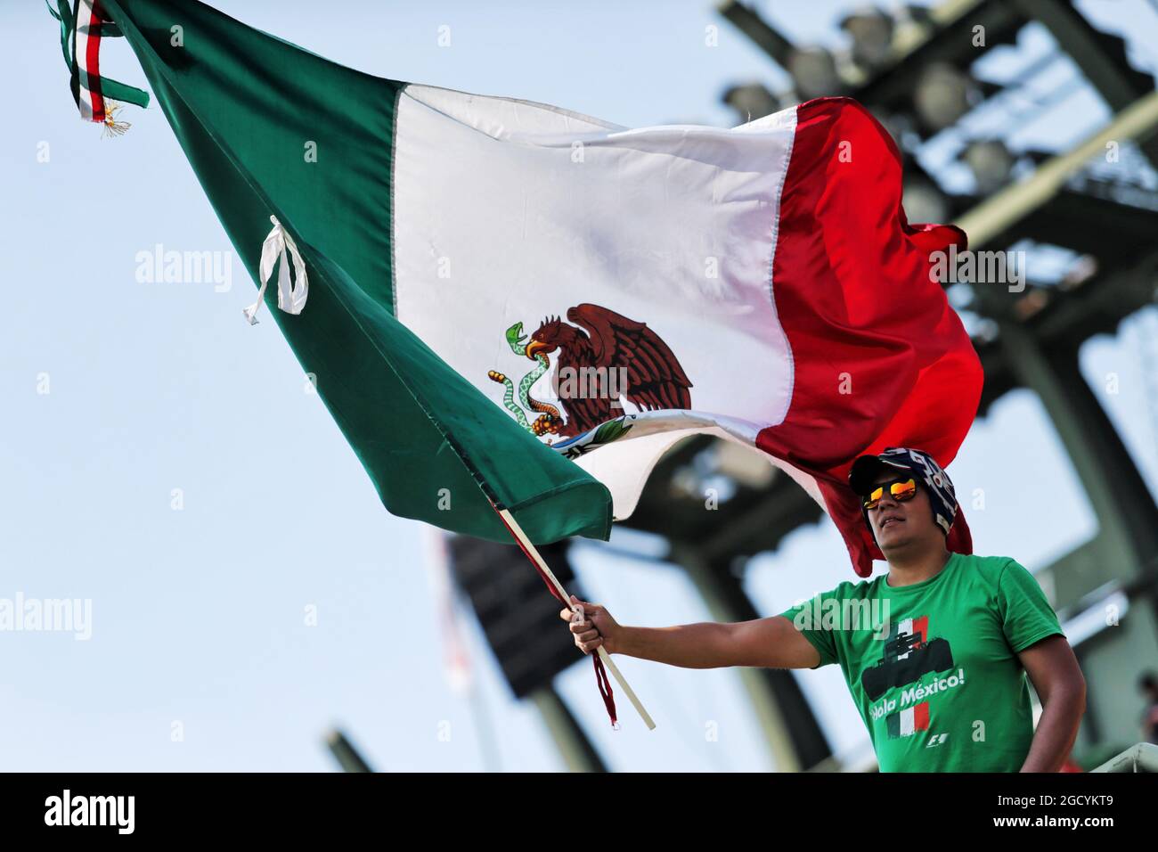 Fans dans la tribune - grand drapeau mexicain. Grand Prix du Mexique, vendredi 26 octobre 2018. Mexico, Mexique. Banque D'Images