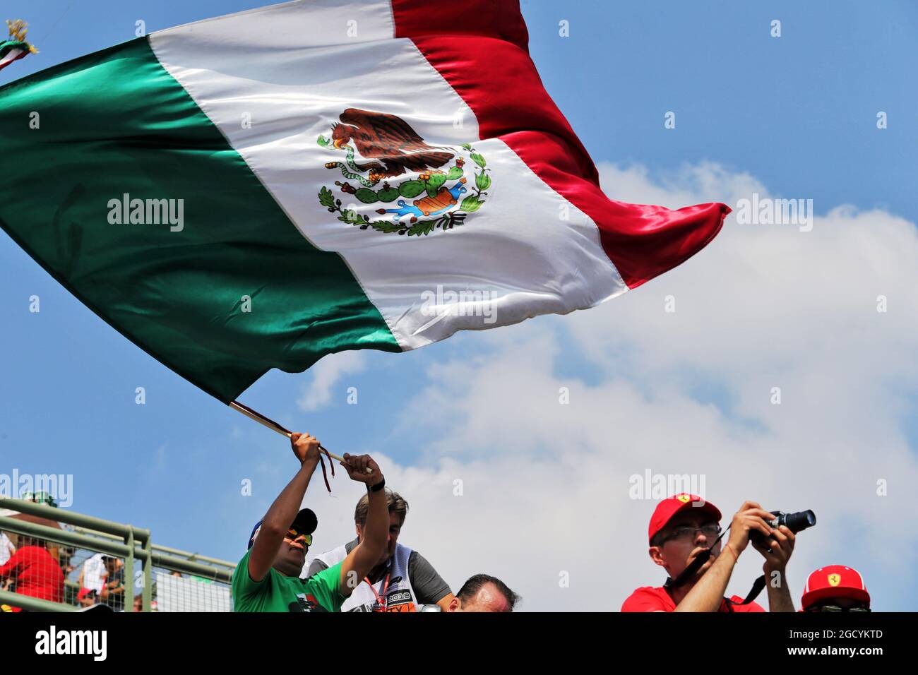 Fans dans la tribune - grand drapeau mexicain. Grand Prix du Mexique, vendredi 26 octobre 2018. Mexico, Mexique. Banque D'Images