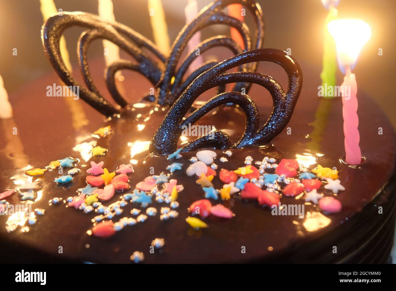 Gateau Au Chocolat Avec Decoration Coloree Copeaux De Chocolat Et Galettes Photo Stock Alamy