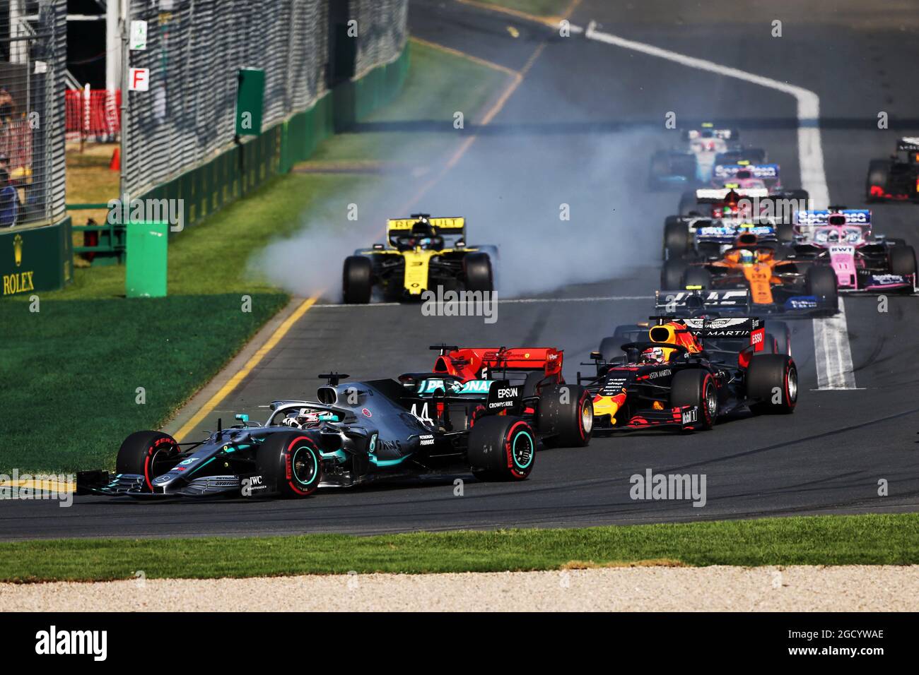 Lewis Hamilton (GBR) Mercedes AMG F1 W10 au début de la course avec Daniel Ricciardo (AUS) Renault F1 Team RS19 derrière avec une aile avant brisée. Grand Prix d'Australie, dimanche 17 mars 2019. Albert Park, Melbourne, Australie. Banque D'Images