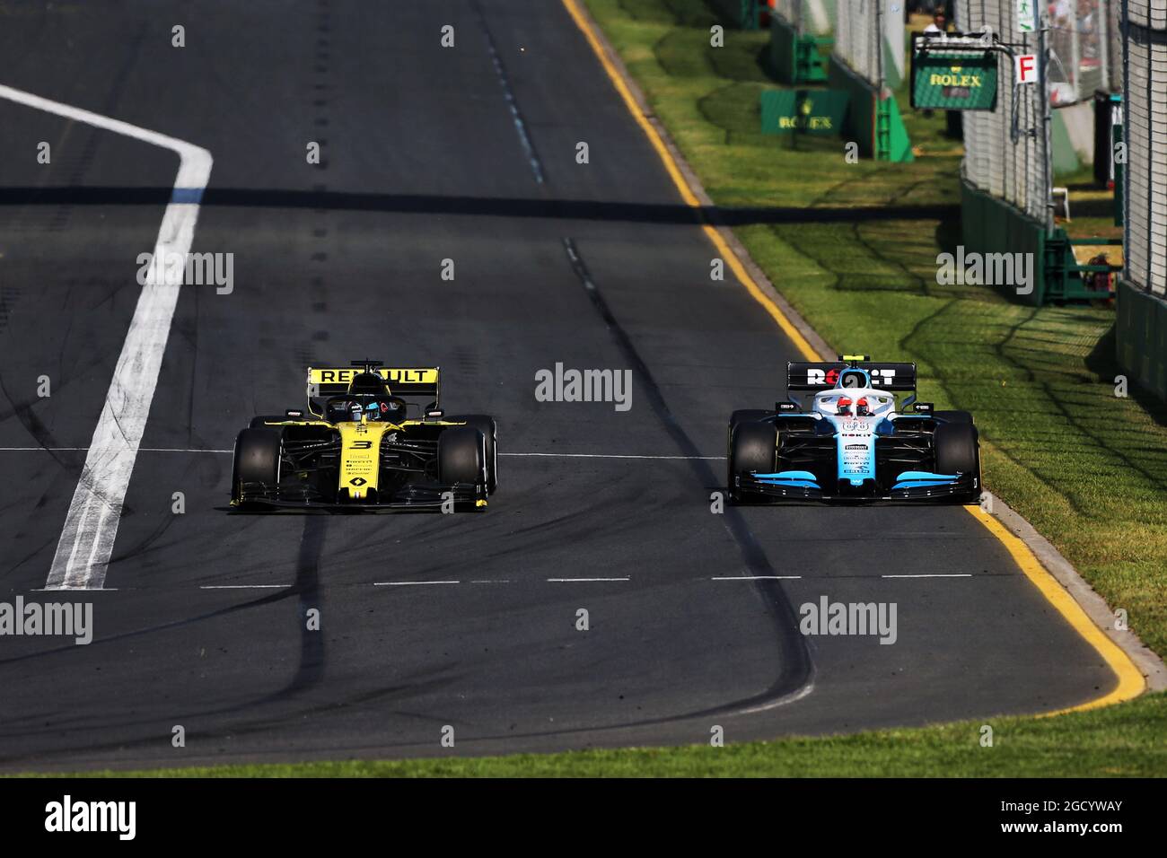 (De gauche à droite) : Daniel Ricciardo (AUS) Renault F1 Team RS19 passe Robert Kubica (POL) Williams Racing FW42. Grand Prix d'Australie, dimanche 17 mars 2019. Albert Park, Melbourne, Australie. Banque D'Images