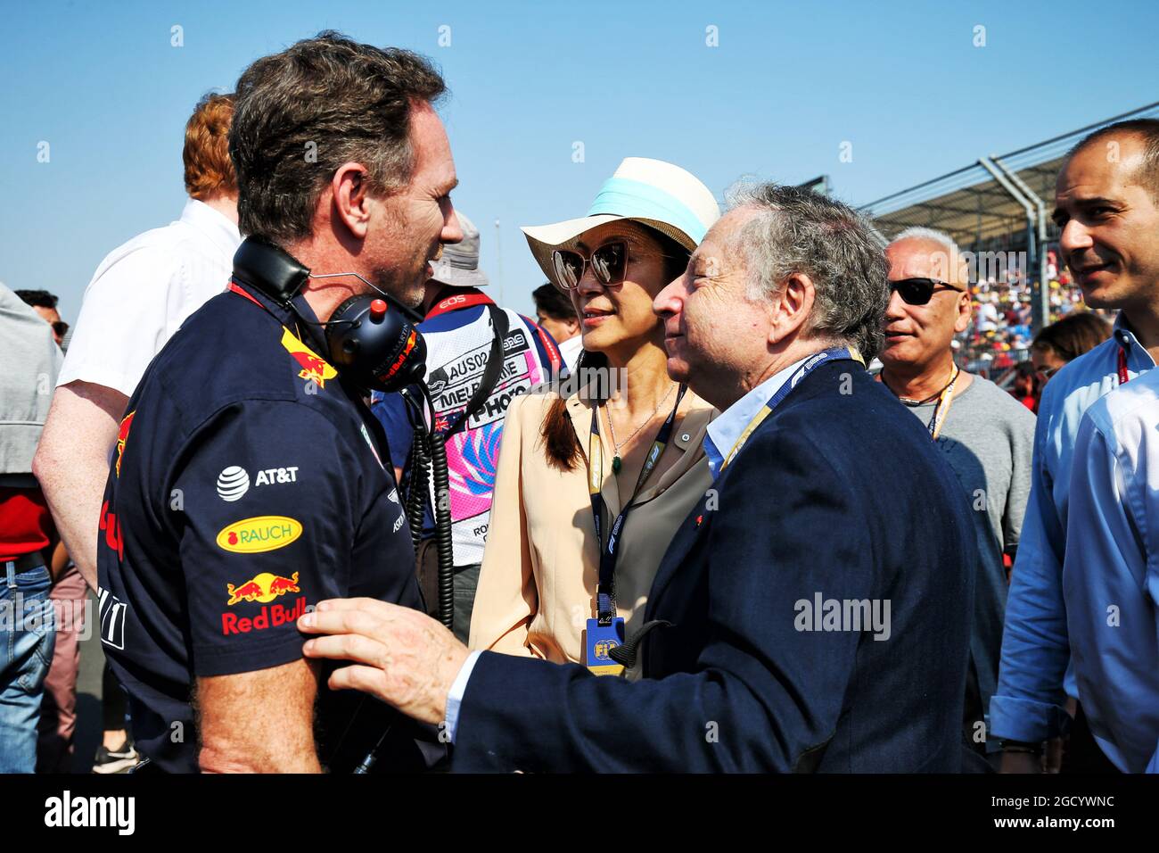 (De gauche à droite) : Christian Horner (GBR) Directeur de l'équipe Red Bull Racing avec Michelle Yeoh (MAL) et Jean Todt (FRA) Président de la FIA sur la grille. Grand Prix d'Australie, dimanche 17 mars 2019. Albert Park, Melbourne, Australie. Banque D'Images