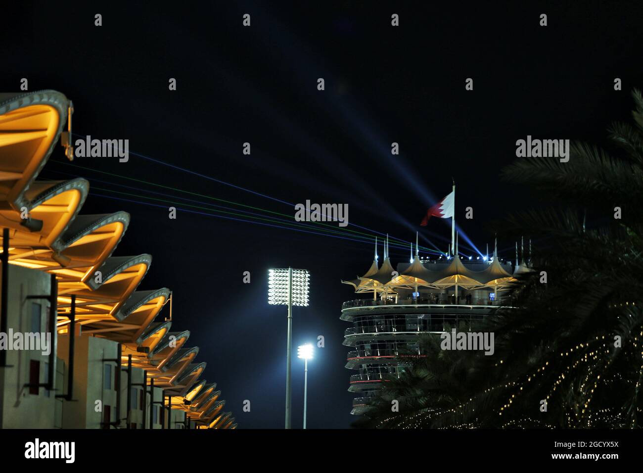 Le paddock la nuit. Grand Prix de Bahreïn, vendredi 29 mars 2019. Sakhir, Bahreïn. Banque D'Images