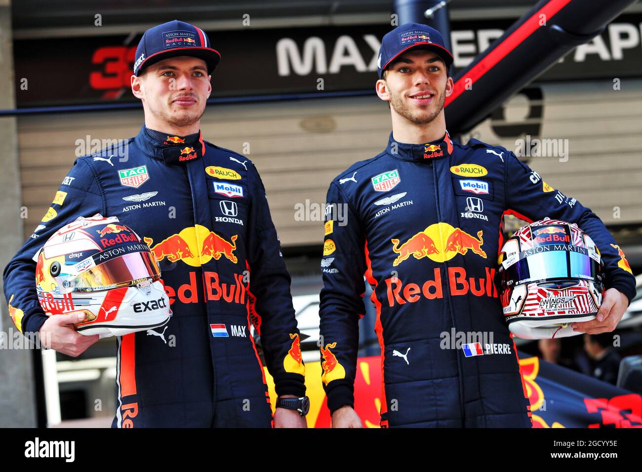 De gauche à droite) : Max Verstappen (NLD) Red Bull Racing et Pierre Gasly  (FRA) Red Bull Racing célèbrent 1000 courses de F1 avec Esso et Mobil.  Grand Prix de Chine, jeudi