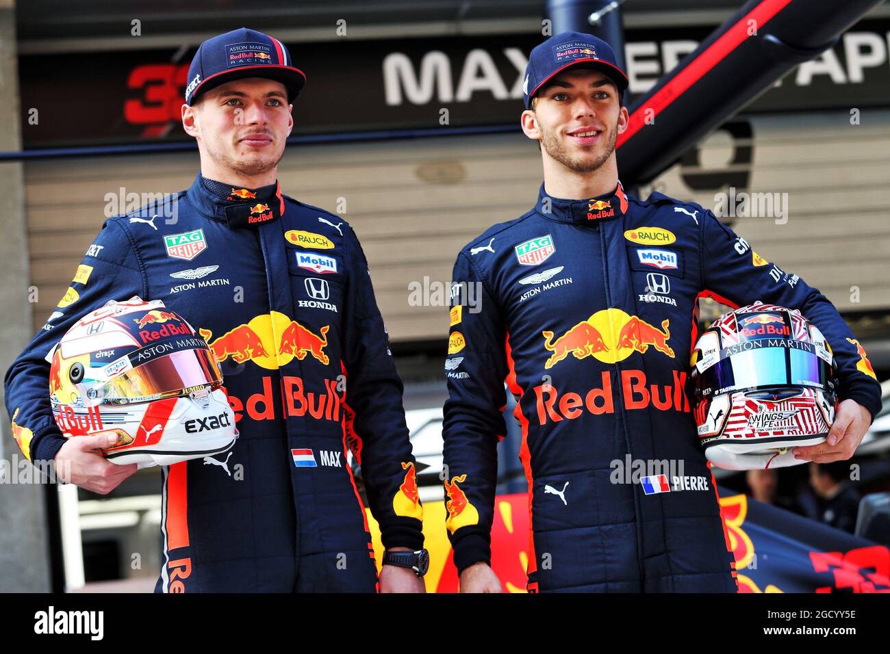 (De gauche à droite) : Max Verstappen (NLD) Red Bull Racing et Pierre Gasly (FRA) Red Bull Racing célèbrent 1000 courses de F1 avec Esso et Mobil. Grand Prix de Chine, jeudi 11 avril 2019. Shanghai, Chine. Banque D'Images