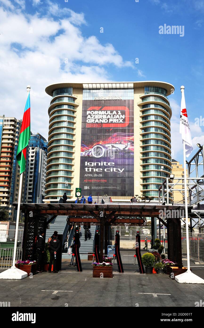 Atmosphère du circuit - entrée du paddock. Grand Prix d'Azerbaïdjan, jeudi 25 avril 2019. Circuit de la ville de Bakou, Azerbaïdjan. Banque D'Images