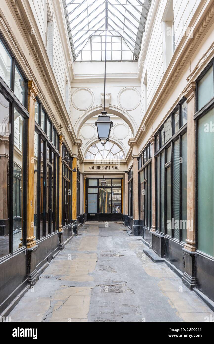 Perspectives dans la galerie Saint-Marc à Paris Banque D'Images