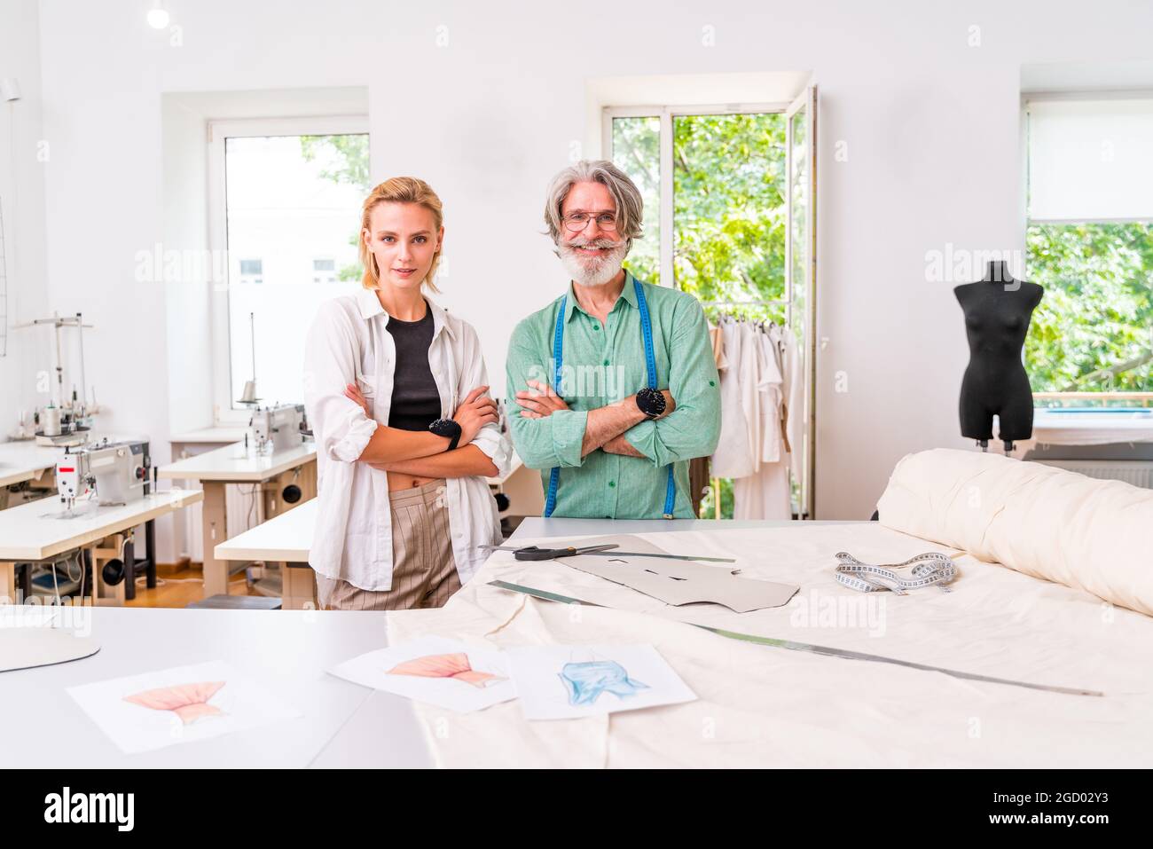 Équipe multiethnique de créateurs de mode travaillant dans un atelier de démarrage de vêtements - groupe multiracial de stylistes, de designers sur mesure et de couturiers travaillant dans Banque D'Images