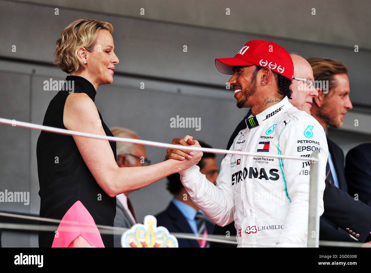 (De gauche à droite) : la princesse Charlene de Monaco sur le podium avec le vainqueur de la course Lewis Hamilton (GBR) Mercedes AMG F1. Grand Prix de Monaco, dimanche 26 mai 2019. Monte Carlo, Monaco. Banque D'Images