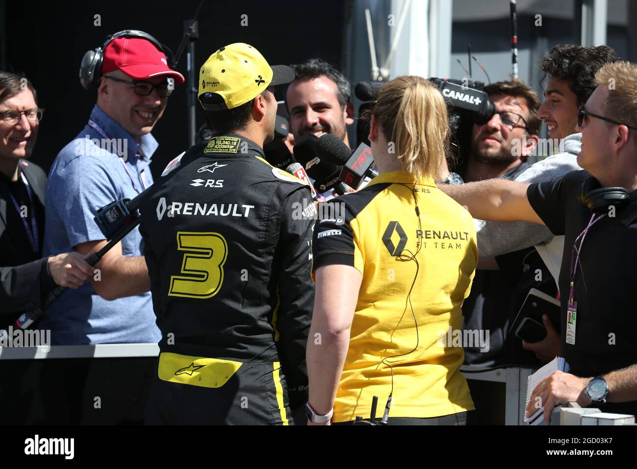 Daniel Ricciardo (AUS) Renault F1 Team avec les médias. Banque D'Images