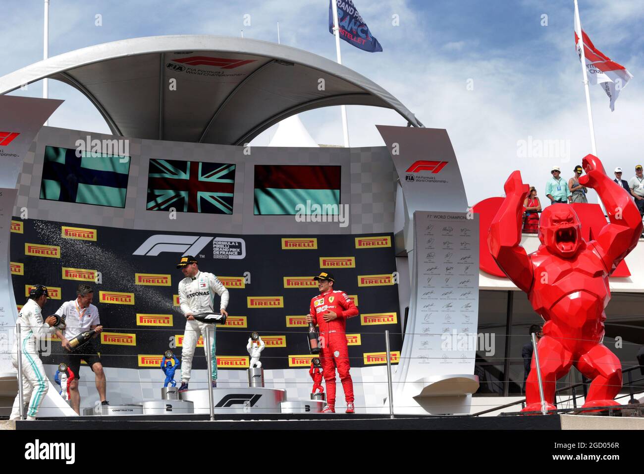 Le podium (de gauche à droite) : vainqueur de la course Lewis Hamilton (GBR) Mercedes AMG F1; Nathan Divey (GBR) Mercedes AMG F1 No1 Mechanic; Valtteri Bottas (GBR) Mercedes AMG F1, deuxième; Charles Leclerc (mon) Ferrari, troisième. Grand Prix de France, dimanche 23 juin 2019. Paul Ricard, France. Banque D'Images