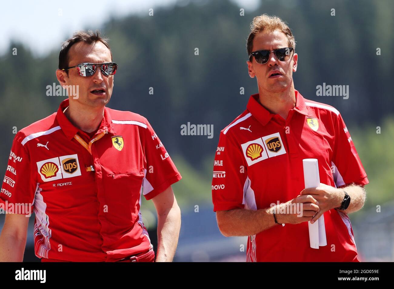 Sebastian Vettel (GER) Ferrari marche le circuit avec Riccardo Adami (ITA) Ferrari Race Engineer. Grand Prix d'Autriche, jeudi 27 juin 2019. Spielberg, Autriche. Banque D'Images