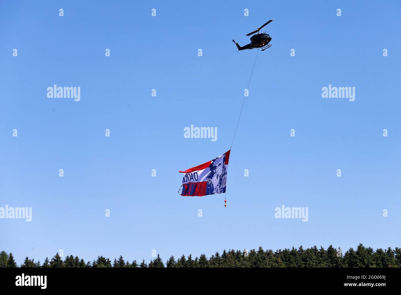 Drapeau en hommage à Niki Lauda en hélicoptère. Grand Prix d'Autriche, dimanche 30 juin 2019. Spielberg, Autriche. Banque D'Images