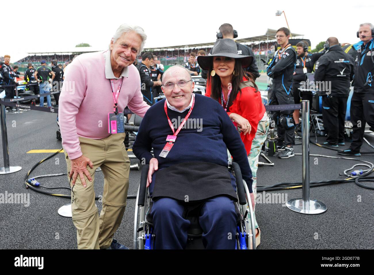 (De gauche à droite) : Michael Douglas (États-Unis) acteur avec Frank Williams (GBR) propriétaire de l'équipe Williams et Catherine Zeta-Jones (GBR) actrice sur la grille. Grand Prix de Grande-Bretagne, dimanche 14 juillet 2019. Silverstone, Angleterre. Banque D'Images