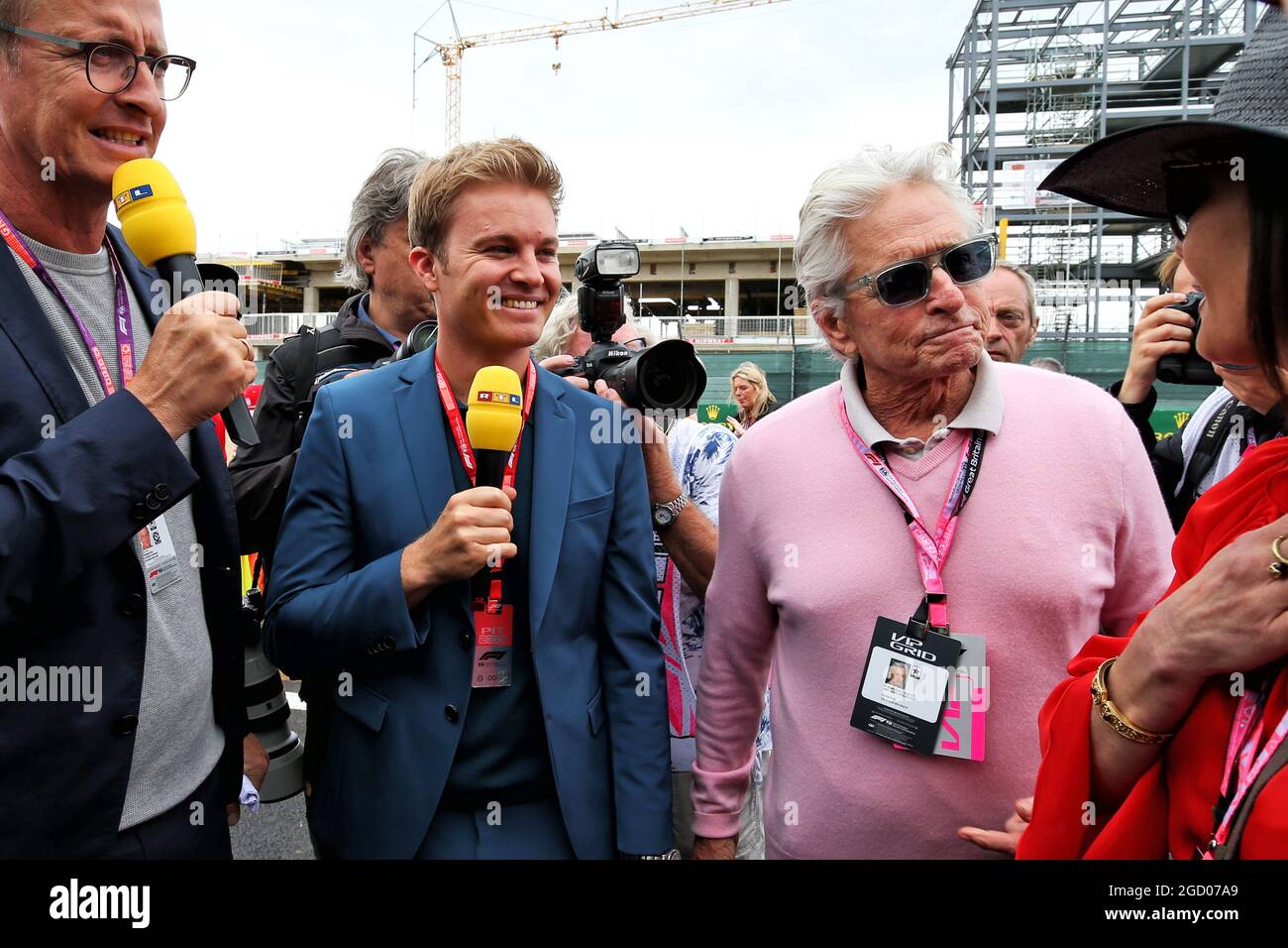 Nico Rosberg (GER) avec Michael Douglas (USA) acteur et Catherine Zeta-Jones (GBR) actrice sur la grille. Grand Prix de Grande-Bretagne, dimanche 14 juillet 2019. Silverstone, Angleterre. Banque D'Images