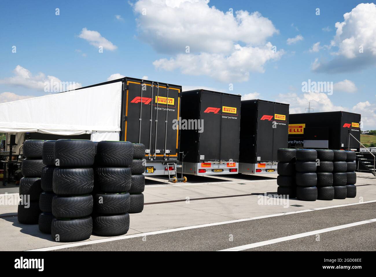 Camions Pirelli dans les enclos. Test des jeunes pilotes Formula One, jour  1, mercredi 17 juillet 2013. Silverstone, Angleterre Photo Stock - Alamy