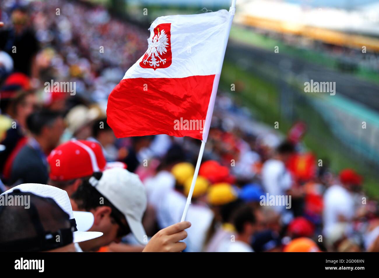 Des ventilateurs à atmosphère de circuit dans le stand et un drapeau polonais. Grand Prix de Hongrie, samedi 3 août 2019. Budapest, Hongrie. Banque D'Images