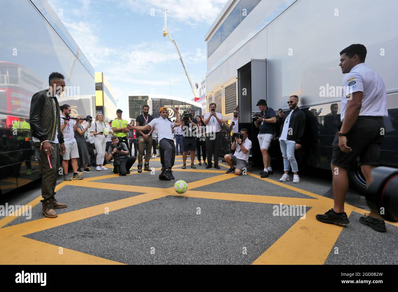 Pierre-Emerick Aubameyang (GAB) joueur de football d'Arsenal avec Carlos Sainz Jr (ESP) McLaren. Grand Prix d'Italie, samedi 7 septembre 2019. Monza Italie. Banque D'Images