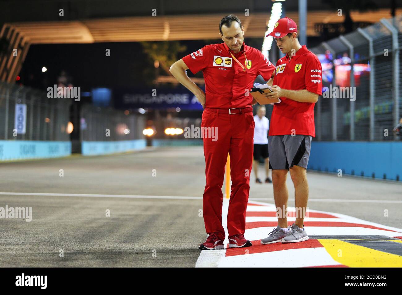Sebastian Vettel (GER) Ferrari marche le circuit avec Riccardo Adami (ITA) Ferrari Race Engineer. Grand Prix de Singapour, jeudi 19 septembre 2019. Marina Bay Street circuit, Singapour. Banque D'Images