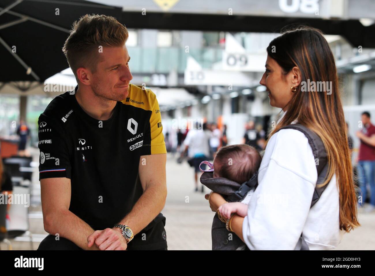 (De gauche à droite) : Nico Hulkenberg (GER) Renault F1 Team avec Kelly Piquet (BRA), petite amie de Daniil Kvyat (RUS) Scuderia Toro Rosso, et sa petite fille Penelope. Grand Prix brésilien, jeudi 14 novembre 2019. Sao Paulo, Brésil. Banque D'Images