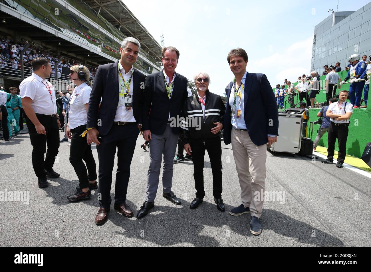 Bernie Ecclestone (GBR) sur la grille avec Arnaud Boetsch (FRA) Rolex communication et image Director sur la grille. Grand Prix brésilien, dimanche 17 novembre 2019. Sao Paulo, Brésil. Banque D'Images