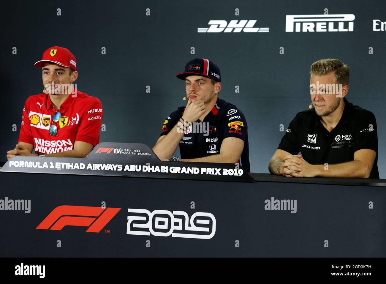 Conférence de presse de la FIA (de gauche à droite) : Charles Leclerc (mon) Ferrari; Max Verstappen (NLD) Red Bull Racing; Kevin Magnussen (DEN) Haas F1 Team. Grand Prix d'Abu Dhabi, jeudi 28 novembre 2019. Yas Marina circuit, Abu Dhabi, Émirats Arabes Unis. Banque D'Images