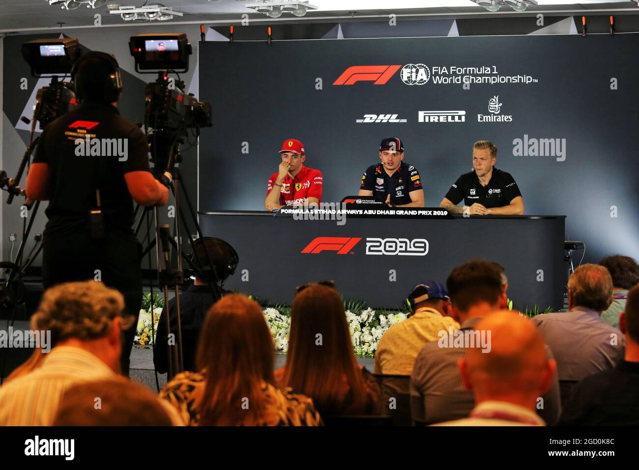 Conférence de presse de la FIA (de gauche à droite) : Charles Leclerc (mon) Ferrari; Max Verstappen (NLD) Red Bull Racing; Kevin Magnussen (DEN) Haas F1 Team. Grand Prix d'Abu Dhabi, jeudi 28 novembre 2019. Yas Marina circuit, Abu Dhabi, Émirats Arabes Unis. Banque D'Images
