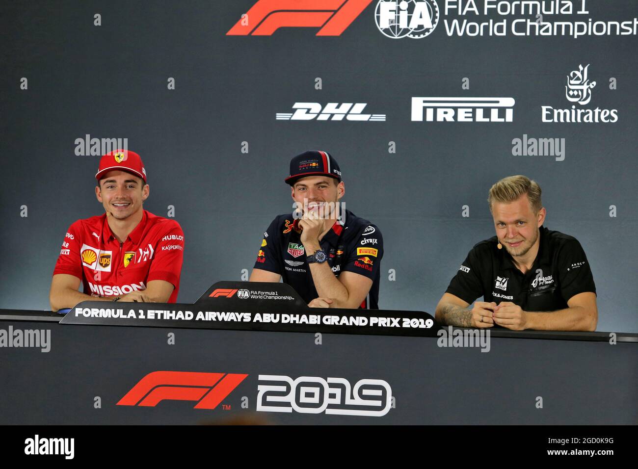 Conférence de presse de la FIA (de gauche à droite) : Charles Leclerc (mon) Ferrari; Max Verstappen (NLD) Red Bull Racing; Kevin Magnussen (DEN) Haas F1 Team. Grand Prix d'Abu Dhabi, jeudi 28 novembre 2019. Yas Marina circuit, Abu Dhabi, Émirats Arabes Unis. Banque D'Images