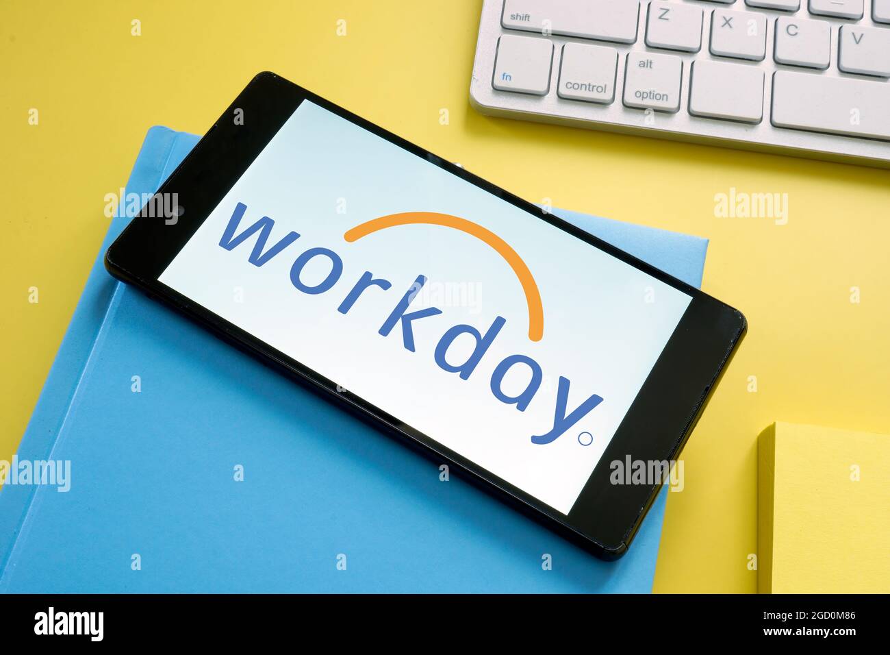 KIEV, UKRAINE - 30 juin 2021. Logo Workday sur le smartphone et le bloc-notes. Banque D'Images