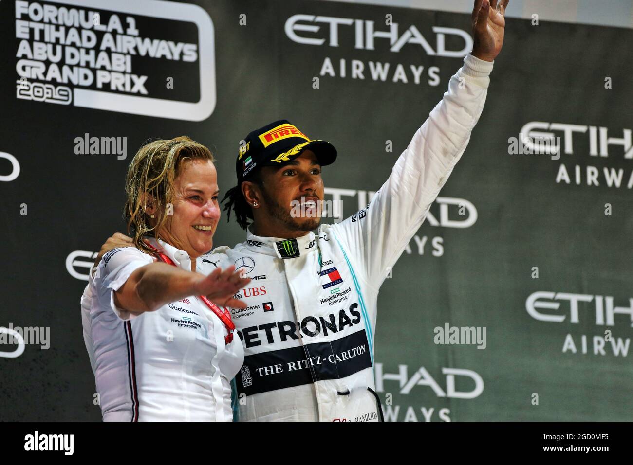 Le vainqueur de la course Lewis Hamilton (GBR) Mercedes AMG F1 fête sur le podium avec Britta Seeger, membre du conseil de direction de Mercedes-Benz Cars Marketing and Sales. Grand Prix d'Abu Dhabi, dimanche 1er décembre 2019. Yas Marina circuit, Abu Dhabi, Émirats Arabes Unis. Banque D'Images